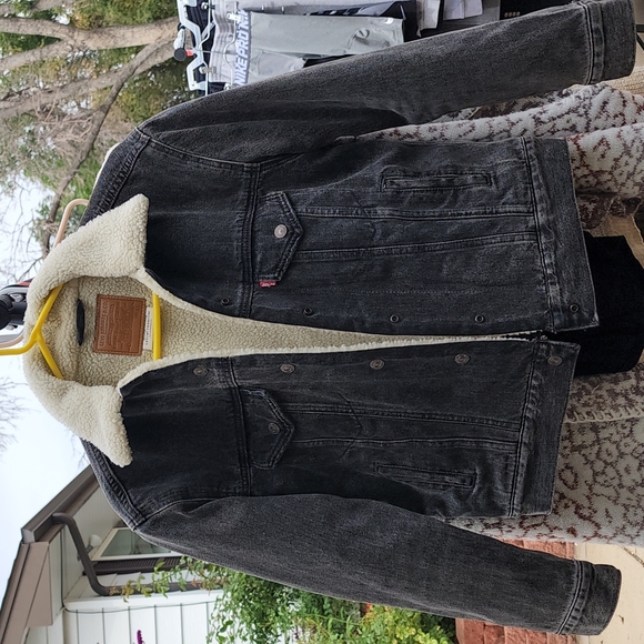 Levi’s jean jacket - Picture 2 of 4